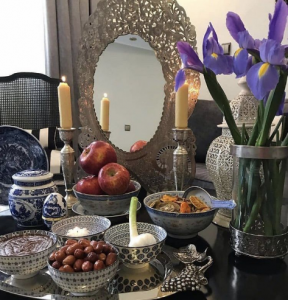 چیدمان در ظروف آنتیک به همراه آینه و شمعدان فلزی