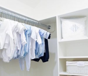 آویزان کردن لباس بچه ها در اتاق کودک