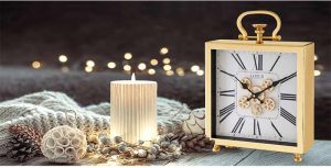ساعت رومیزی سفید-طلایی چرخ دنده ای